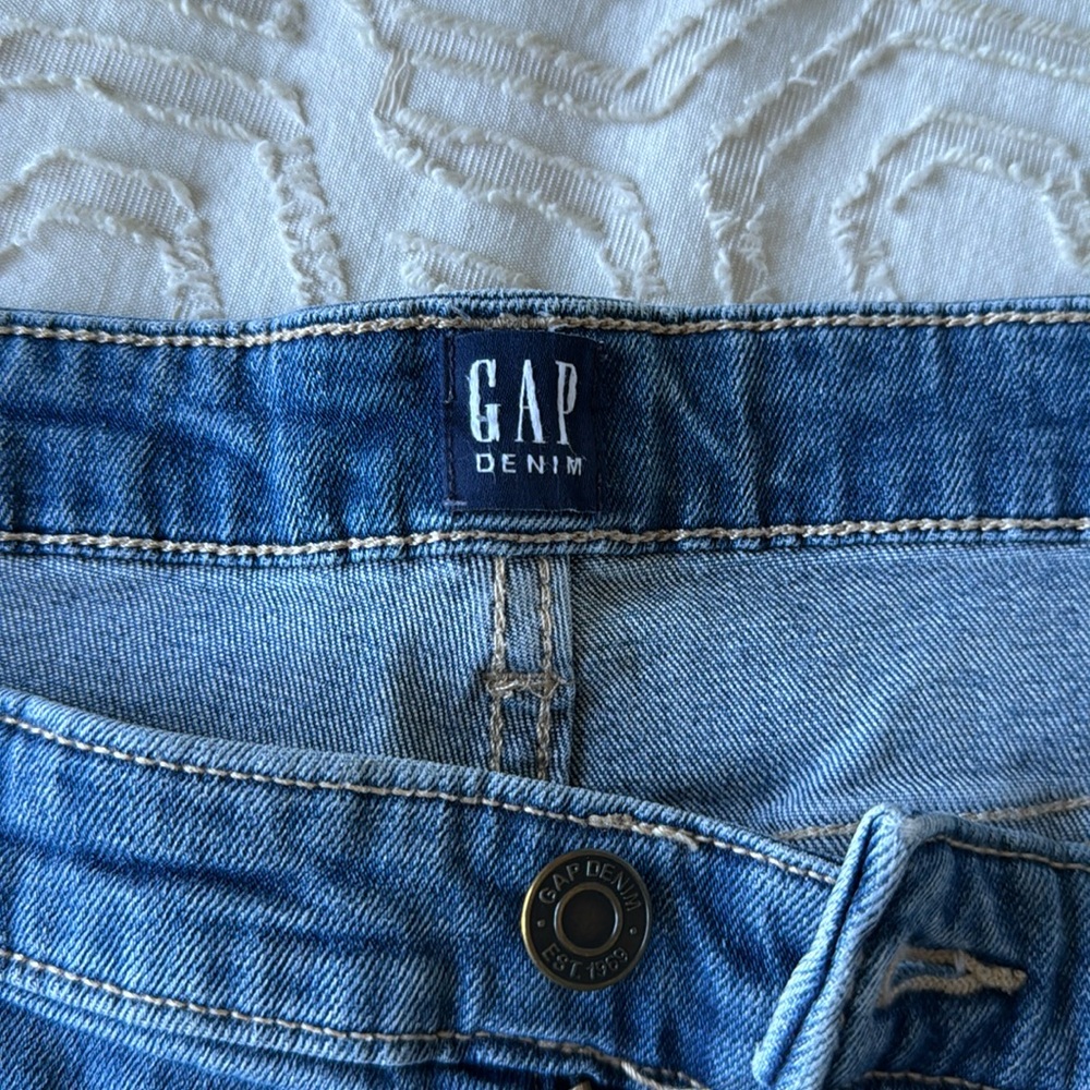 GAP medium wash blue jean straight leg